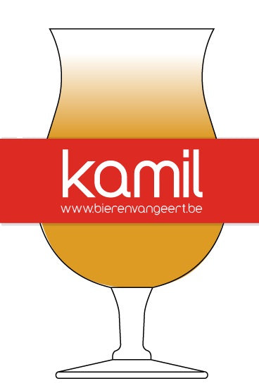 Kamil bierglas boven de doopvont gehouden